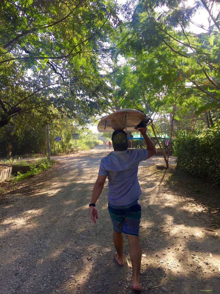 surfing playa guiones